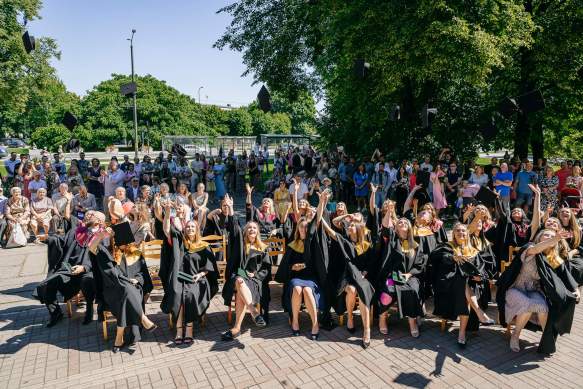 Diplomu par augstāko izglītību saņem vairāk nekā divi simti absolventu