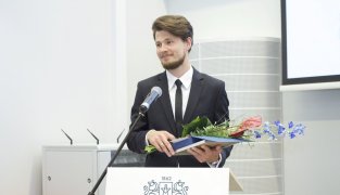 RTU jaunais zinātnieks Aleksandrs Zajacs saņem Zinātņu akadēmijas un «Latvijas Gāzes» balvu