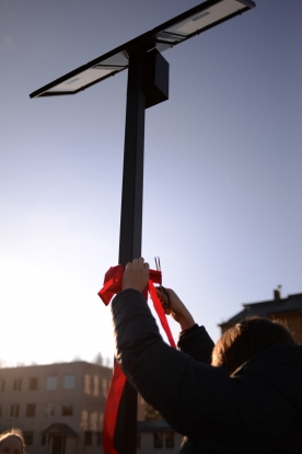 RTU studenti Cēsīs uzstāda Latvijā pirmo saules bateriju lādētāju mobilajām ierīcēm (VIDEO)
