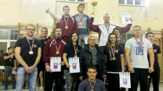 RTU svarbumbu komanda uzvar Latvijas čempionātā svarbumbu celšanā